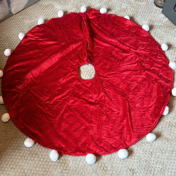 Red Velvet Tree Skirt white Pom poms - Picture 2 of 6